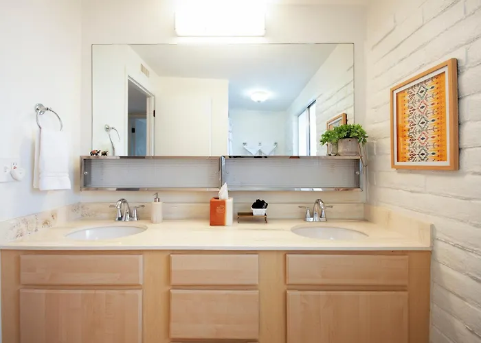 Mid-century 4br Ranch With Private Pool, 1m To Pickleball *